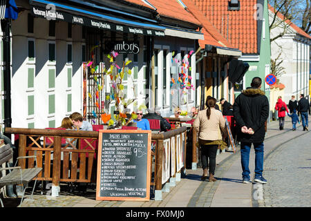 Simrishamn, Suède - 1 Avril, 2016 : la vie de la rue à l'extérieur restaurant Cimbris avec personnes marchant par ou s'asseoir pour manger. Du vrai peopl Banque D'Images