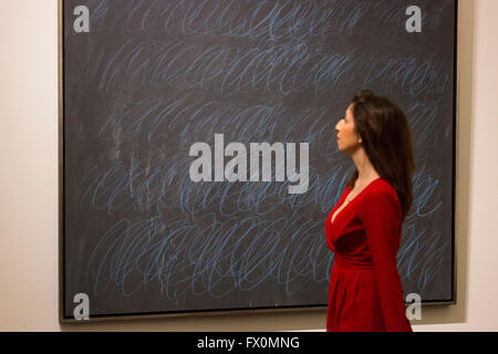 Londres, Royaume-Uni. 8 avril 2016. Un employé de Sotheby's se penche sur la toile Untitled (New York), 1968, par Cy Twombly, estimer environ 40 millions USD. Vente aux enchères chez Sotheby's Londres Aperçu de l'art de l'Art Contemporain soir aux enchères à New York le 11 mai 2016. Banque D'Images