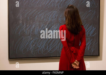 Londres, Royaume-Uni. 8 avril 2016. Un employé de Sotheby's se penche sur la toile Untitled (New York), 1968, par Cy Twombly, estimer environ 40 millions USD. Vente aux enchères chez Sotheby's Londres Aperçu de l'art de l'Art Contemporain soir aux enchères à New York le 11 mai 2016. Banque D'Images