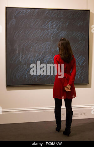 Londres, Royaume-Uni. 8 avril 2016. Un employé de Sotheby's se penche sur la toile Untitled (New York), 1968, par Cy Twombly, estimer environ 40 millions USD. Vente aux enchères chez Sotheby's Londres Aperçu de l'art de l'Art Contemporain soir aux enchères à New York le 11 mai 2016. Banque D'Images