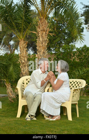 Couple dans un jardin tropical Banque D'Images