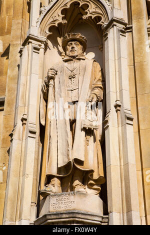 Une statue de Sir Nicholas Bacon, Lord gardien du grand sceau, à l'extérieur du Corpus Chisti College à Cambridge, Royaume-Uni. Banque D'Images