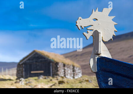 Bateau Viking au toit d'herbe avec la tête d'un hangar à bateaux, Leitisvatn Sørvágsvatn, Vagar et, îles Féroé, Danemark en avril - îles Féroé Leitisvatn Sorvagsvatn Banque D'Images