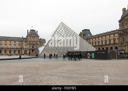 La pyramide du Louvre (Pyramide du Louvre), une grande pyramide de verre et de métal devant le musée du Louvre, Paris, France. Banque D'Images