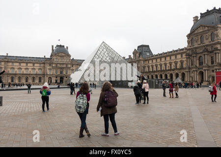 La pyramide du Louvre (Pyramide du Louvre), une grande pyramide de verre et de métal devant le musée du Louvre, Paris, France. Banque D'Images