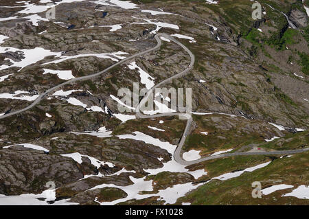 Lacets sur route de montagne au-dessus de Geiranger. Banque D'Images