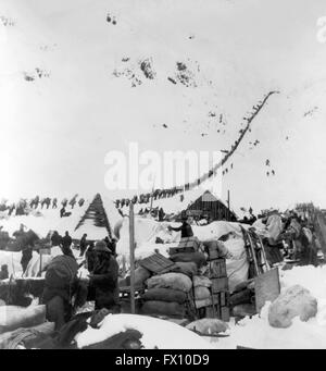 L'or du Klondike. Les prospecteurs en route pour les champs aurifères du Klondike via le col Chilkoot sur la frontière Canada/Alaska, c.1898. Banque D'Images