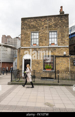 Une maison mitoyenne solitaire à gauche à l'extérieur de la gare de Waterloo, Southbank, Londres, SE1, Angleterre, ROYAUME-UNI Banque D'Images