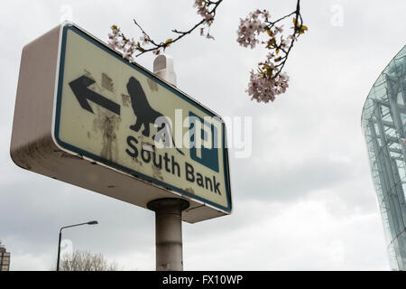 Allumé en rive sud street sign in London, Waterloo, Southbank, SE1, Banque D'Images