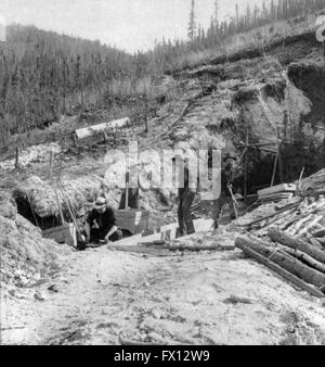 L'or du Klondike prospecteurs pour l'extraction de l'or à la concession de la découverte, Bonanza Creek, près de Dawson City, Yukon, Canada. Photo c.1900 Banque D'Images