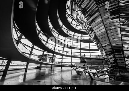 L'intérieur du dôme en verre sur le dessus du Reichstag à Berlin, Allemagne. Banque D'Images
