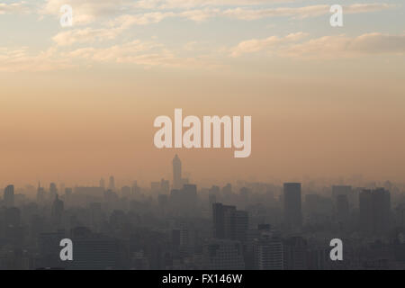 Taipei, Taiwan - le 05 janvier 2015 : Photo de skyline submergés dans le smog au coucher du soleil. Banque D'Images