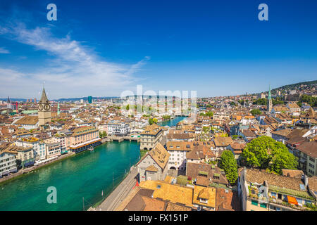 Vue aérienne de la ville historique de Zürich avec rivière Limmat en été, Suisse Banque D'Images