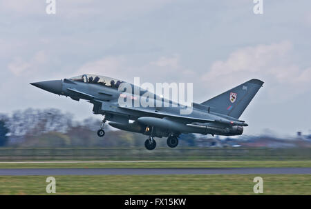 L'atterrissage à l'Eurofighter Typhoon de la RAF Coningsby Banque D'Images