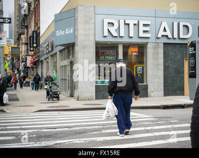 Un Rite Aid drug store dans le quartier de Chelsea, New York, le jeudi 7 avril 2016. Rite Aid a signalé une augmentation de 21  % du chiffre d'affaires malgré une chute des ventes dans les deux la réputation et l'avant du magasin. L'acquisition d'un gestionnaire de prestations pharmaceutiques est cité comme la raison. © Richard B. Levine) Banque D'Images