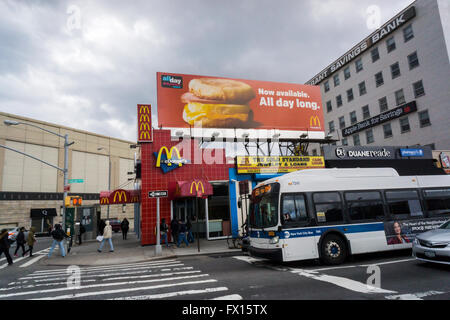 Un restaurant McDonald's dans le Queens à New York avec un panneau publicitaire faisant la promotion de leur petit-déjeuner toute la journée populaire promotion sur vendredi 8 avril 2016. (© Richard B. Levine) Banque D'Images