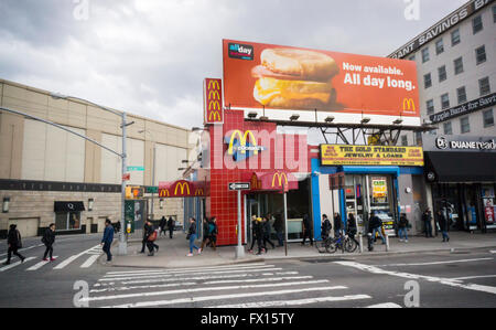 Un restaurant McDonald's dans le Queens à New York avec un panneau publicitaire faisant la promotion de leur petit-déjeuner toute la journée populaire promotion sur vendredi 8 avril 2016. (© Richard B. Levine) Banque D'Images