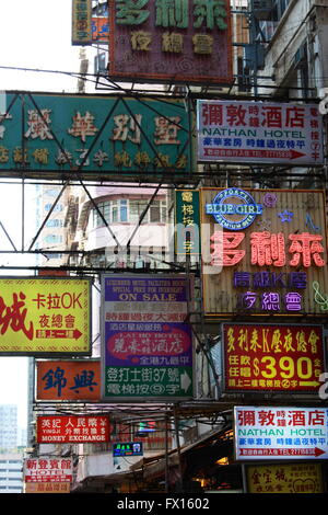 Neon enseignes de rue à Kowloon, Hong Kong Banque D'Images