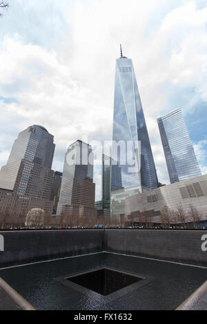 Piscine du sud, nationale 11 septembre, 9/11 Memorial & Museum avec le One World Trade center derrière, la ville de New York, l'Amérique. Banque D'Images