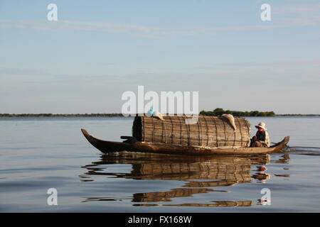 Un bateau traversant le lac Tonle Sap, Cambodge Banque D'Images