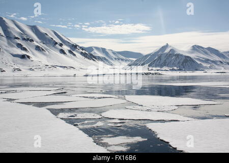 La glace de mer arctique à Svalbard, Norvège en juin Banque D'Images