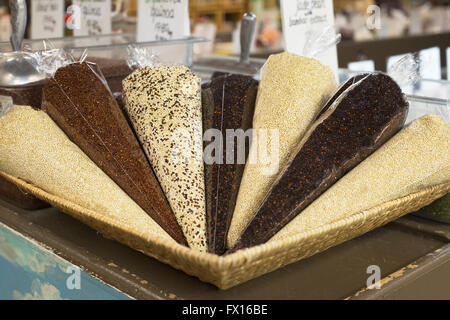 Forfaits quinoa doré (blanc), rouge, tricolore et noir exposés sur le marché du Saint-Laurent Banque D'Images