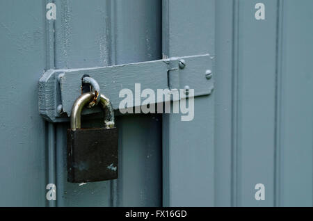 Cadenas sur la porte en bois Banque D'Images