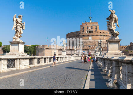 Rome, Italie - 8 août 2015 : les touristes sur Saint Angelo Bridge. Le centre ancien de Rome en été pert Banque D'Images