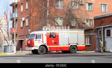 Saint-pétersbourg, Russie - 9 Avril 2016 : Kamaz 43253 comme un feu de modification de moteur près de Pompiers garage Banque D'Images