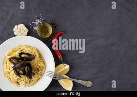 Pâtes aux moules, citrons, piment et épices Banque D'Images