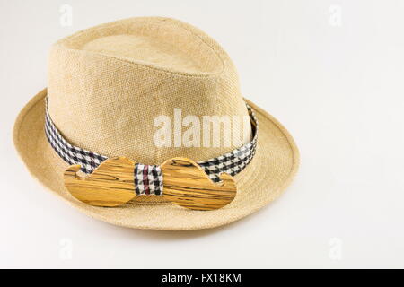 Noeud papillon en bois autour d'un chapeau. Accessoires Homme Banque D'Images