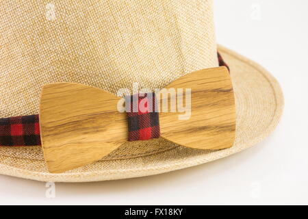 Noeud papillon en bois autour d'un chapeau. Accessoires Homme Banque D'Images