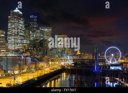 Seattle Washington ville par le bord de l'eau jetée de nuit Banque D'Images