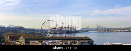 Port de Seattle le long de Puget Sound vue depuis la jetée au bord de l'eau panorama Banque D'Images