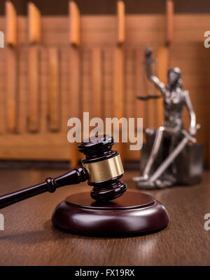 Wooden gavel sur table en bois, concept de droit Banque D'Images