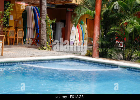Pile de planches sur la plage. Photographié à El Tunco, El Salvador Banque D'Images
