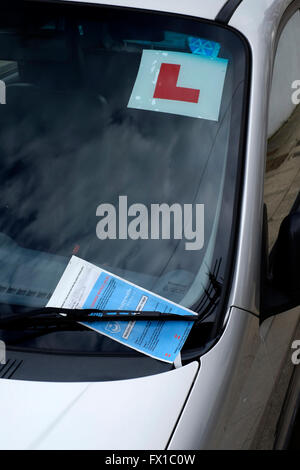 Ticket de parking sur pare-brise de voiture à côté de la plaque l'angleterre uk Banque D'Images