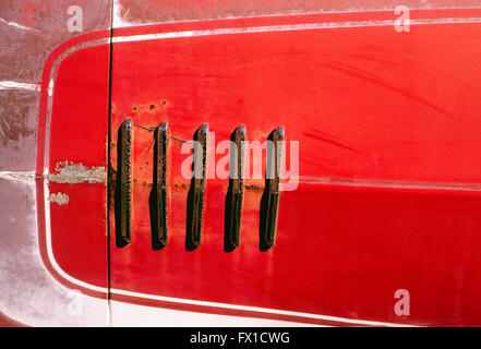 Colorful abstract close-up de la peinture de rouille sur l'automobile Banque D'Images