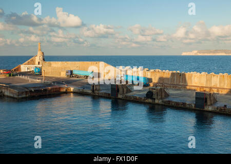 Le Terminal de Ferry de Cirkewwa, Malte. Gozo au loin. Banque D'Images