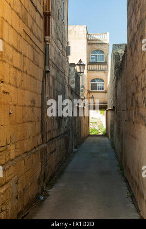 Rue étroite à Victoria (Rabat), Gozo, Malte. Banque D'Images