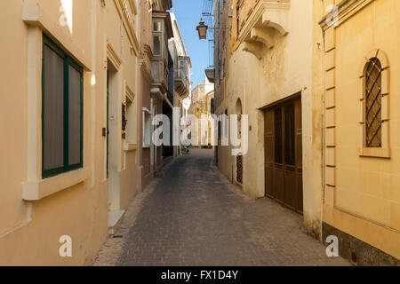 Rue étroite à Victoria (Rabat) sur Gozo, Malte. Banque D'Images