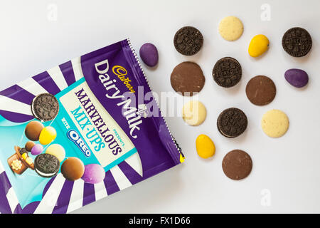 Sachet de lait Cadbury présente de merveilleux mix-ups avec Oreo avec matières jeu renversé sur fond blanc Banque D'Images