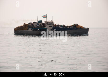 Un ferry part Uvira, en République démocratique du Congo, sur les rives du lac Tanganyika et bien sûr des ensembles en direction sud. Banque D'Images