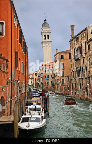 Le clocher penché de San Giorgio dei Greci ('Saint George des Grecs'), Sestiere di Castello, Venise, Italie Banque D'Images