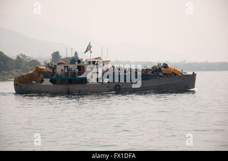 Un ferry part Uvira, en République démocratique du Congo, sur les rives du lac Tanganyika et bien sûr des ensembles en direction sud. Banque D'Images