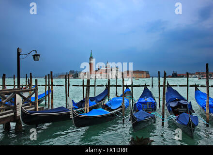 Gondoles en face de la place San Marco, Venise, Italie. Dans l'arrière-plan, San Giorgio Maggiore. Banque D'Images