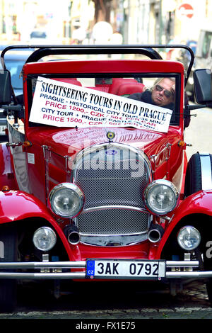 Prague, République tchèque. Voiture Vintage rides touristiques donnant dans le vieux Prague - conducteur endormi Banque D'Images