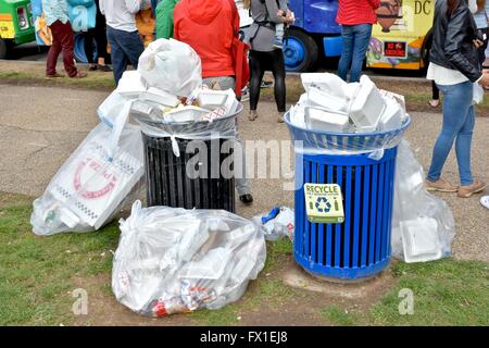 Poubelles déborder au National Mall à Washington DC Banque D'Images