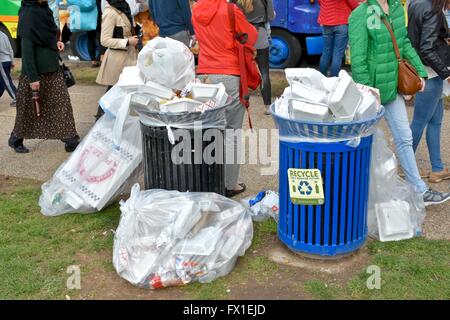 Poubelles déborder au National Mall à Washington DC Banque D'Images