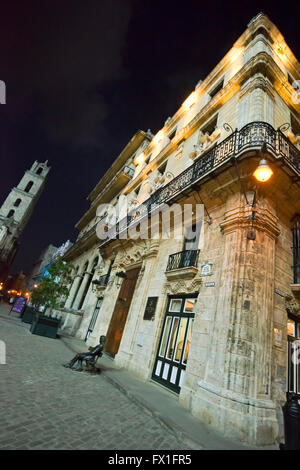 Vue verticale de la Plaza de San Francisco de nuit à La Havane, Cuba. Banque D'Images